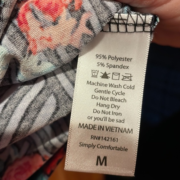 NWT Lularoe Gigi top - Picture 4 of 6